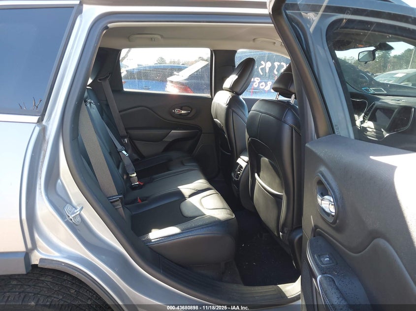 2019 Jeep Cherokee Latitude Plus 4X4 VIN: 1C4PJMLBXKD423230 Lot: 43680898