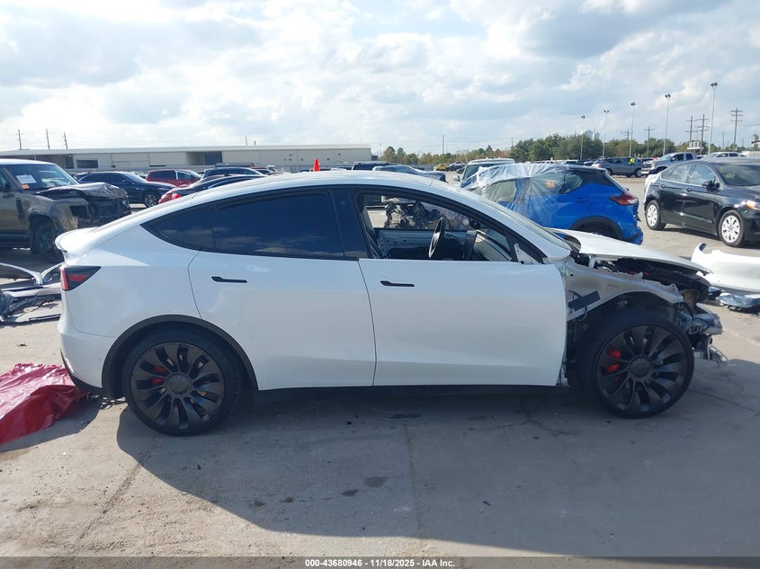 2022 Tesla Model Y Performance Dual Motor All-Wheel Drive VIN: 7SAYGDEF5NF463332 Lot: 43680946