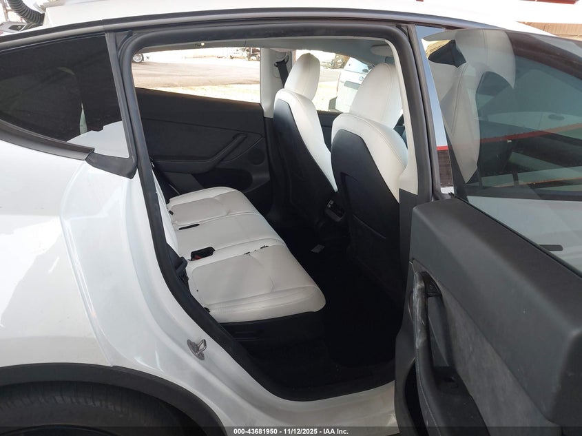 2024 Tesla Model Y Long Range Dual Motor All-Wheel Drive VIN: 7SAYGAEE2RF122644 Lot: 43681950