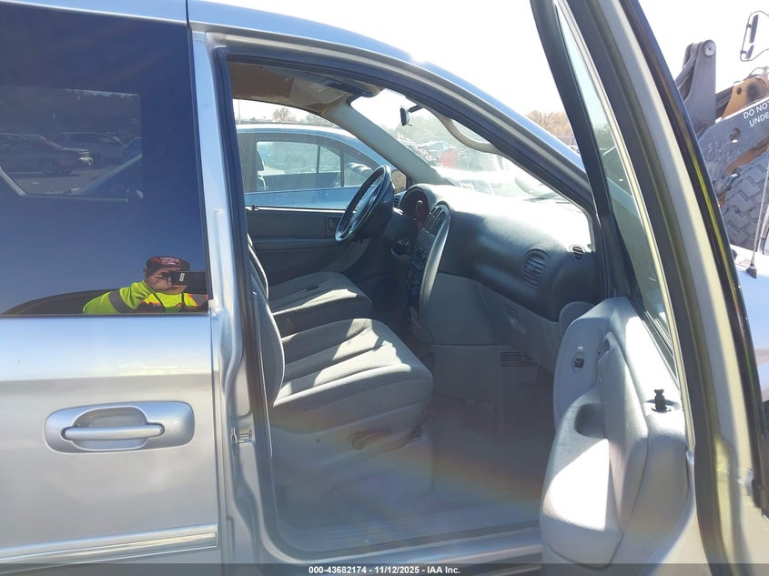 2C4GP54L25R337648 2005 CHRYSLER TOWN & COUNTRY photo no. 5