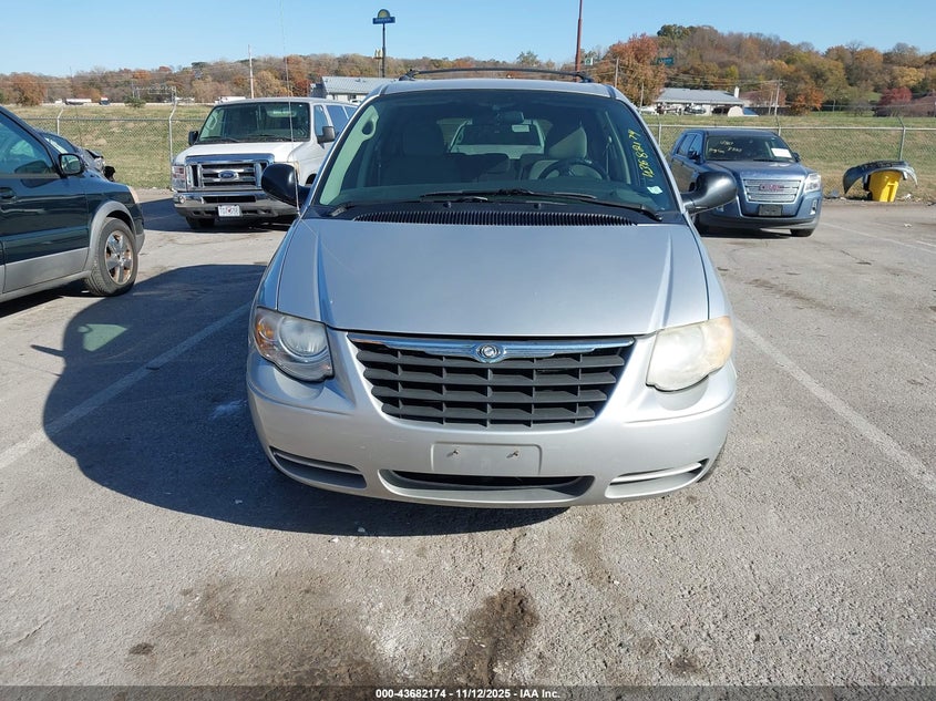 2C4GP54L25R337648 2005 CHRYSLER TOWN & COUNTRY photo no. 6