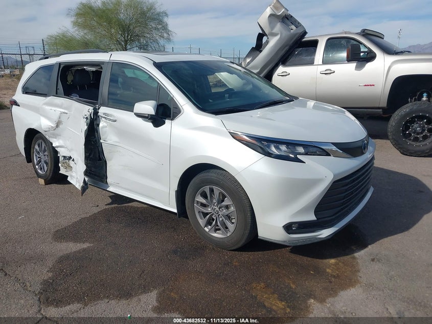 2025 TOYOTA SIENNA XLE - 5TDJRKEC8SS241166