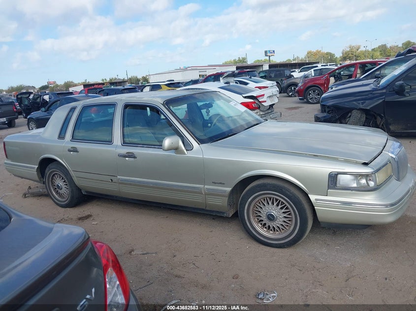 1997 Lincoln Town Car Signature VIN: 1LNLM82W6VY618560 Lot: 43682583