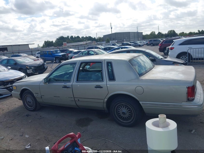 1997 Lincoln Town Car Signature VIN: 1LNLM82W6VY618560 Lot: 43682583