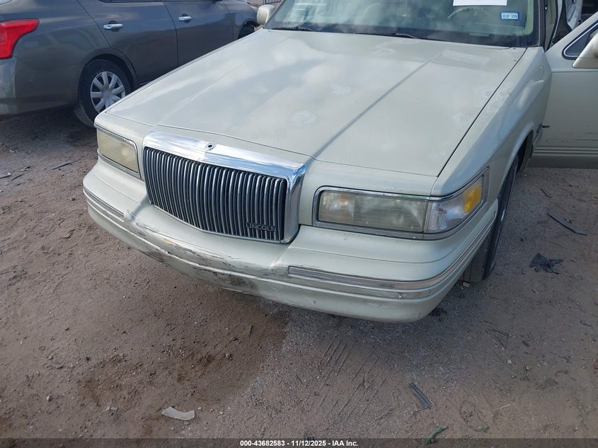 1997 Lincoln Town Car Signature VIN: 1LNLM82W6VY618560 Lot: 43682583