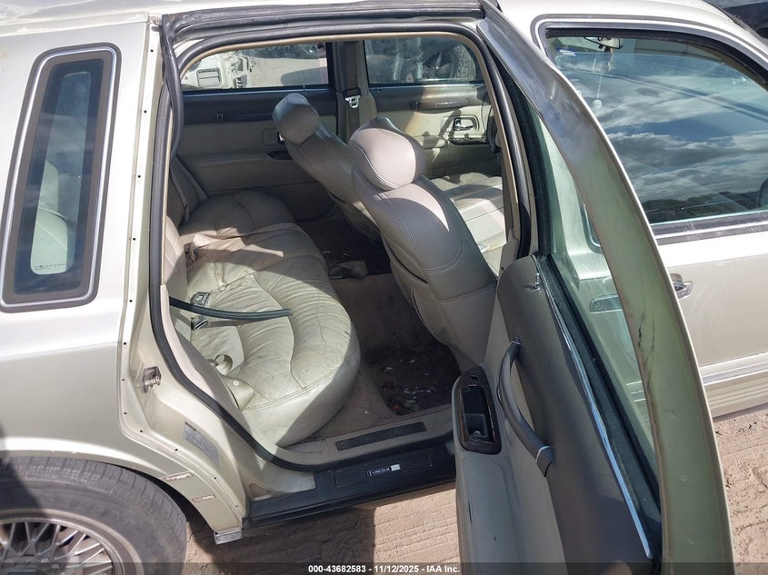 1997 Lincoln Town Car Signature VIN: 1LNLM82W6VY618560 Lot: 43682583