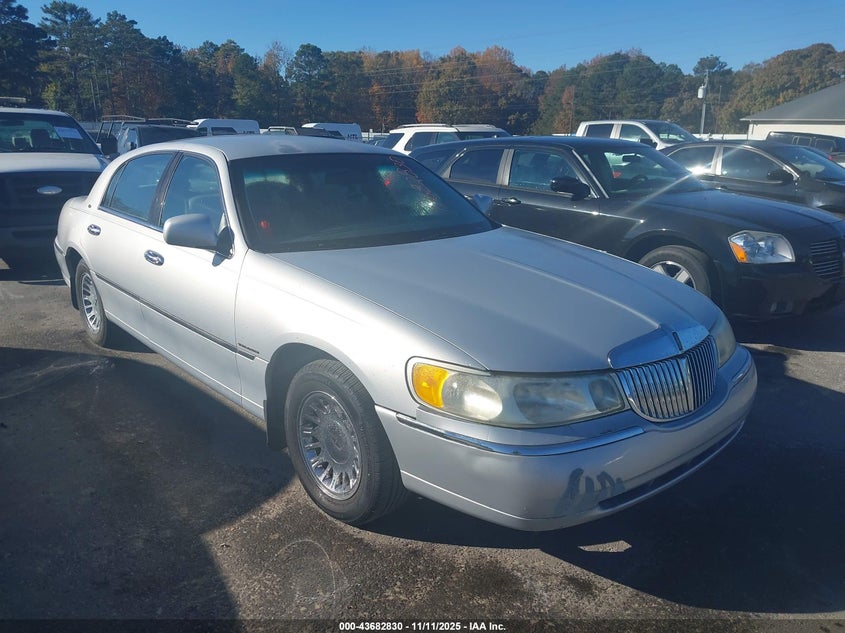 1LNHM83W21Y724244 2001 Lincoln Town Car Cartier auction photo 1
