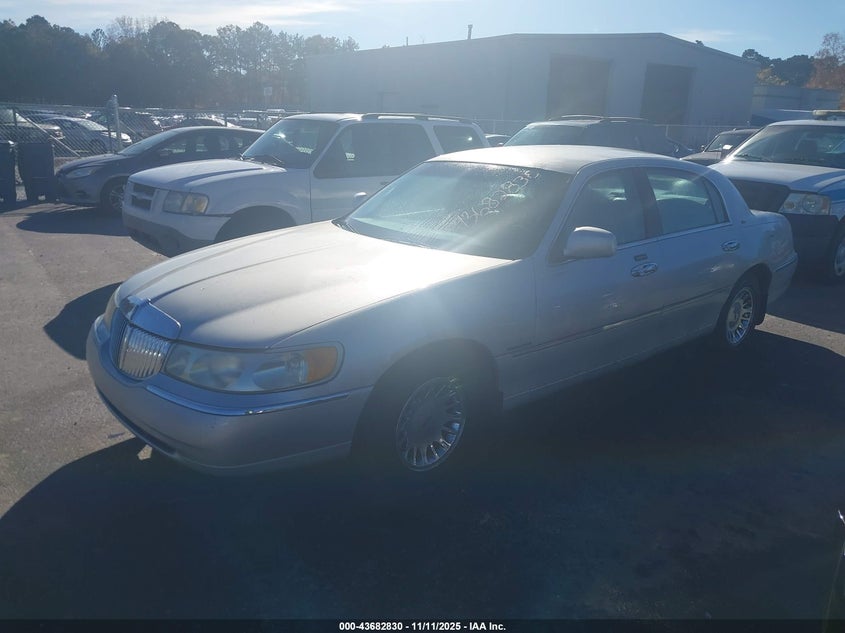 1LNHM83W21Y724244 2001 LINCOLN TOWN CAR photo no. 2