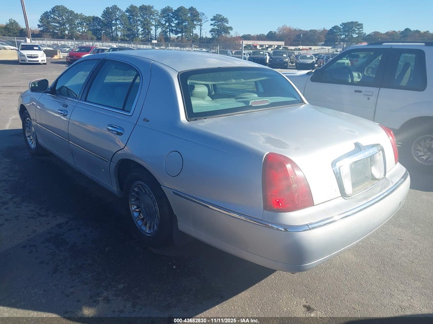 1LNHM83W21Y724244 2001 LINCOLN TOWN CAR photo no. 3