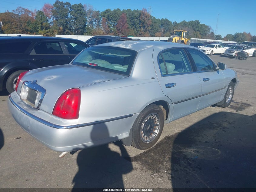 1LNHM83W21Y724244 2001 LINCOLN TOWN CAR photo no. 4