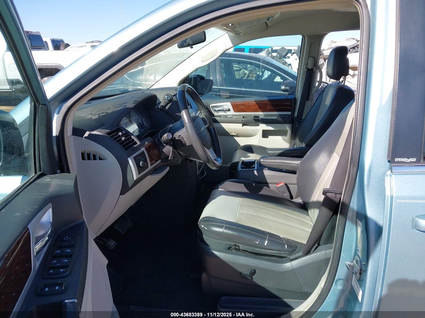 2A4RR8D17AR400198 2010 CHRYSLER TOWN & COUNTRY photo no. 5