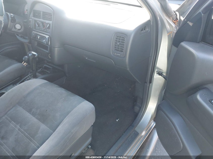 JN8AR07Y1YW425830 2000 NISSAN PATHFINDER photo no. 5