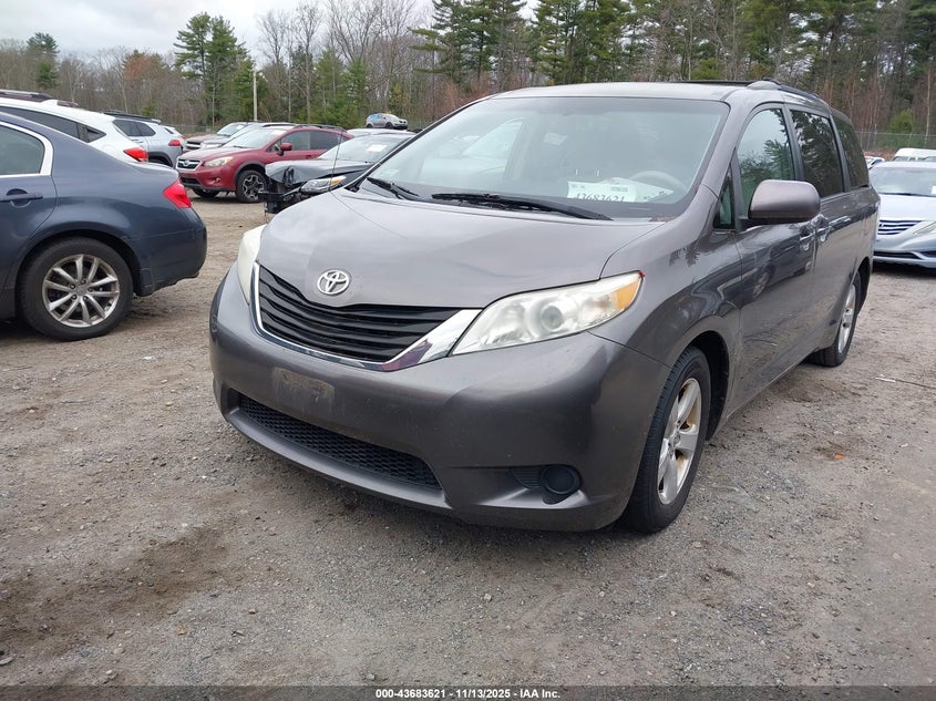 5TDKK3DC0CS279105 2012 TOYOTA SIENNA photo no. 2