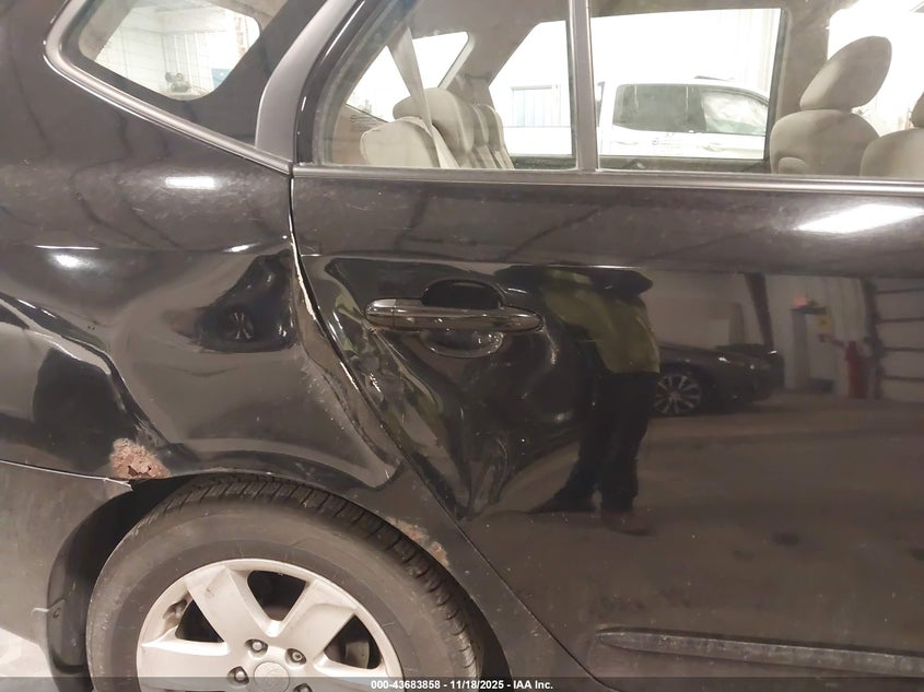 2008 Kia Rondo Lx VIN: KNAFG525787174420 Lot: 43683858