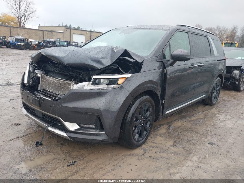 2024 KIA CARNIVAL MPV auction photo 2