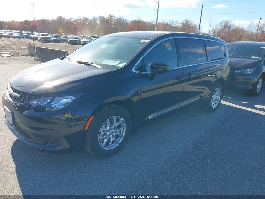 2C4RC1CG6TR192516 2026 CHRYSLER VOYAGER photo no. 2