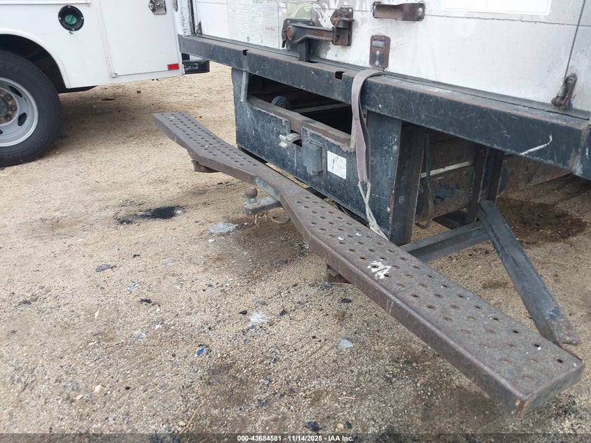 2005 Ford E-350 Cutaway Standard VIN: 1FDWE35L05HA70456 Lot: 43684581