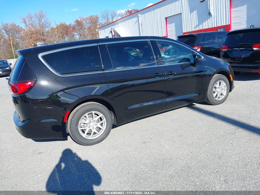 2C4RC1CG8TR195675 2026 CHRYSLER VOYAGER photo no. 4