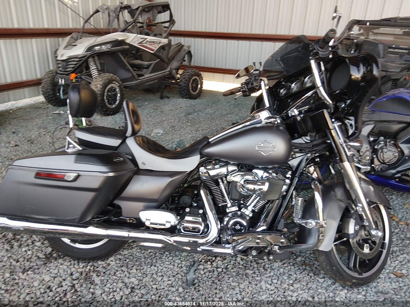 2017 Harley-Davidson Flhxs Street Glide Special VIN: 1HD1KRC15HB693685 Lot: 43684974