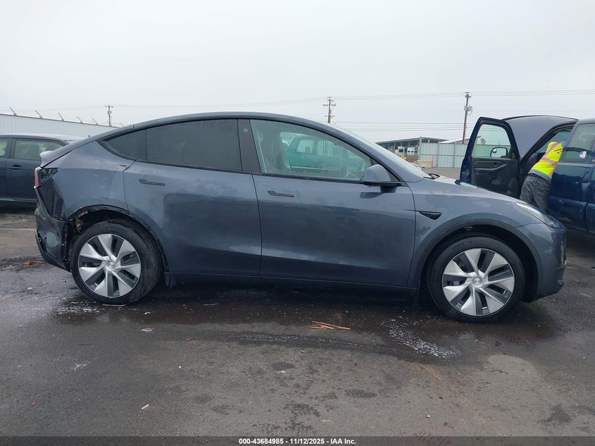 2022 Tesla Model Y Long Range Dual Motor All-Wheel Drive VIN: 7SAYGDEE9NF509753 Lot: 43684985