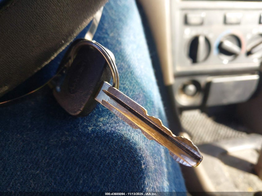 2000 Toyota Camry Le VIN: 4T1BG22K7YU985296 Lot: 43685094