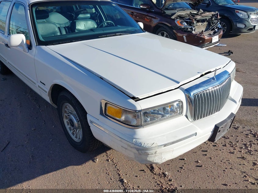 1997 Lincoln Town Car Executive VIN: 1LNLM81W0VY674124 Lot: 43686065