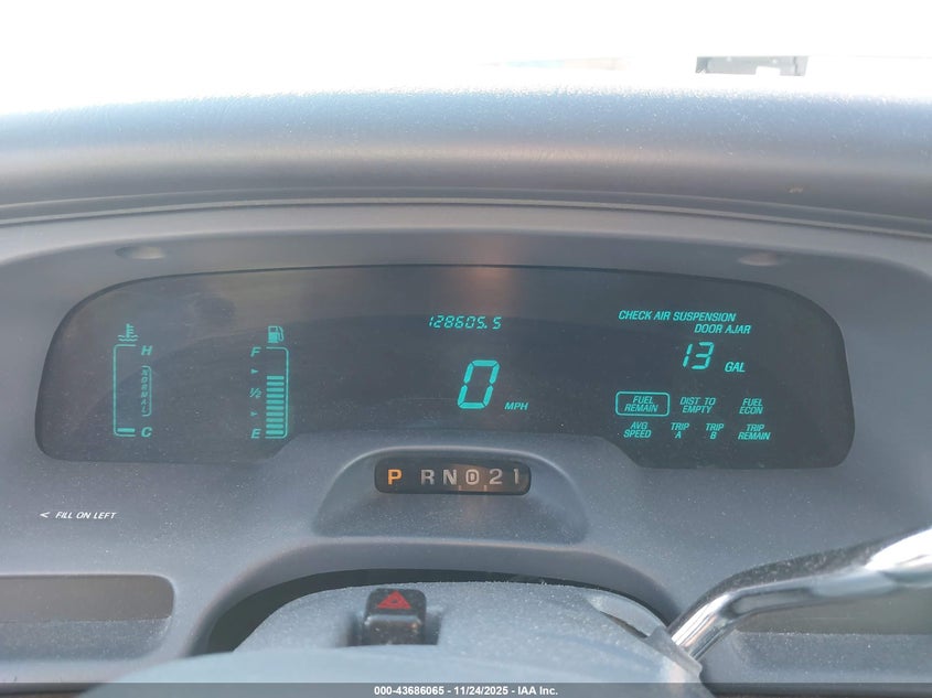 1997 Lincoln Town Car Executive VIN: 1LNLM81W0VY674124 Lot: 43686065