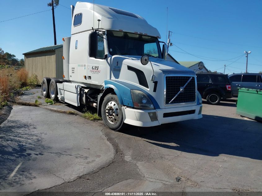 4V4NC9TH45N383247 VOLVO VN Photo 1