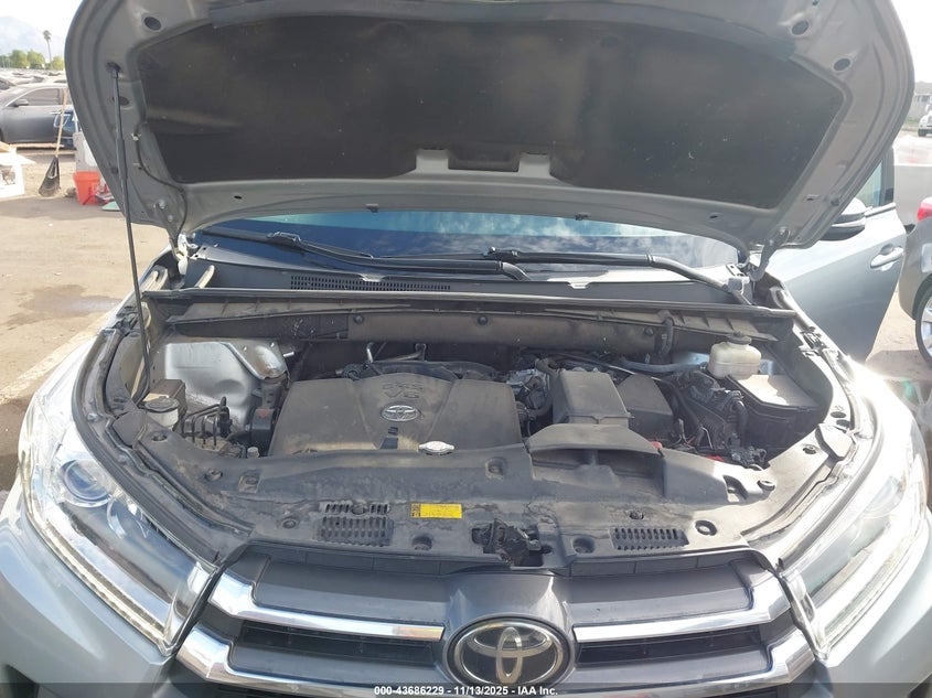 5TDDZRFH7JS487544 2018 TOYOTA HIGHLANDER photo no. 10
