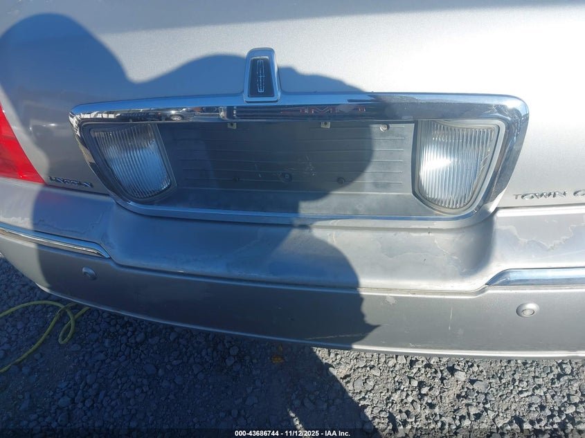 2003 Lincoln Town Car Signature VIN: 1LNHM82W73Y650940 Lot: 43686744