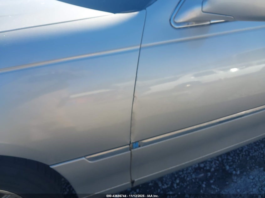 2003 Lincoln Town Car Signature VIN: 1LNHM82W73Y650940 Lot: 43686744