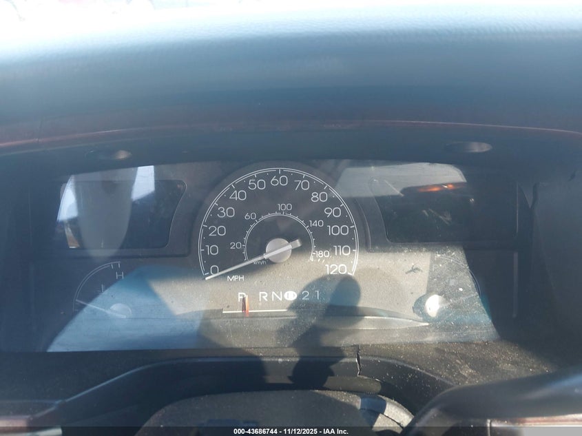 2003 Lincoln Town Car Signature VIN: 1LNHM82W73Y650940 Lot: 43686744