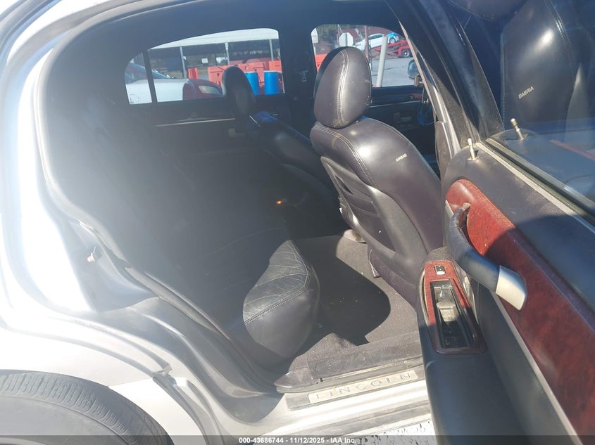 2003 Lincoln Town Car Signature VIN: 1LNHM82W73Y650940 Lot: 43686744