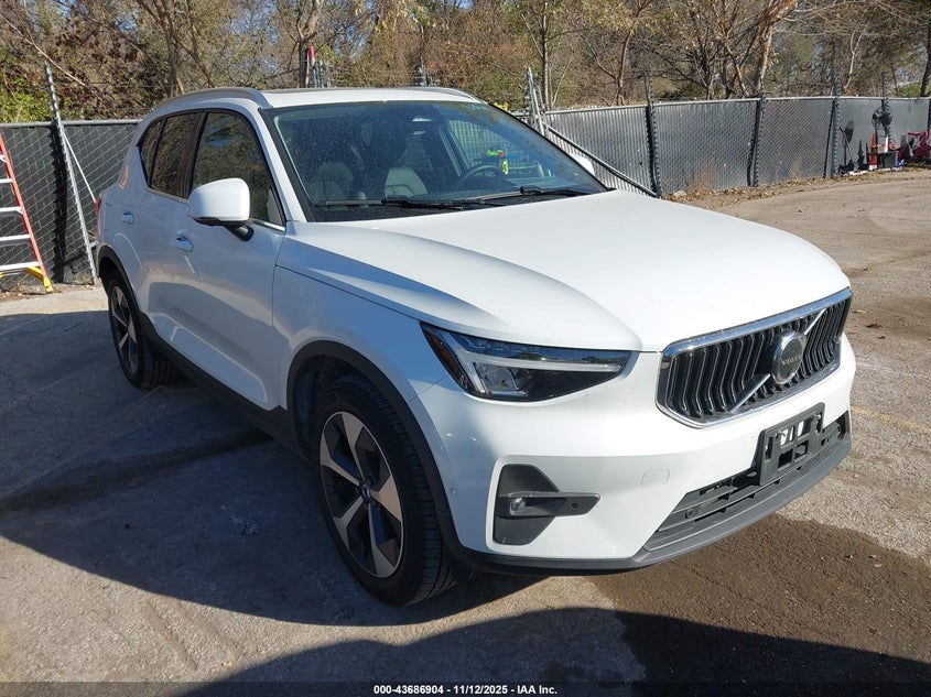 YV4L12UE8S2590268 2025 Volvo Xc40 B5 Plus Bright Theme auction photo 1