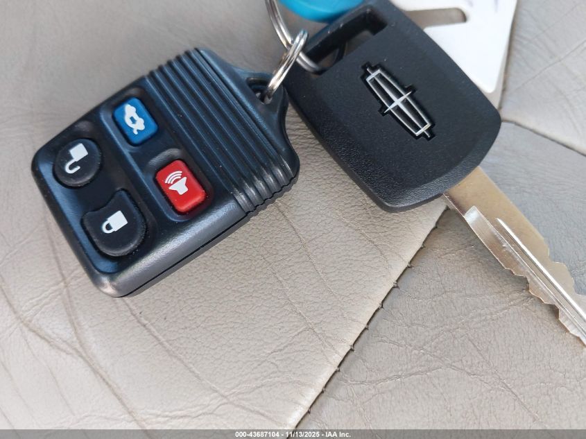 2005 Lincoln Town Car Signature L VIN: 1LNHM85W75Y647311 Lot: 43687104