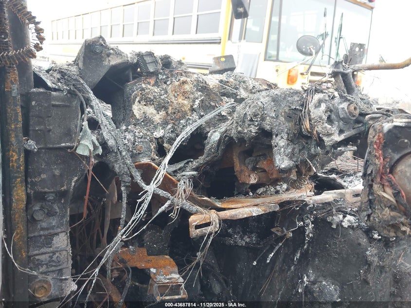 2011 Chevrolet Express Cutaway Work Van VIN: 1GB0G2BA1B1162086 Lot: 43687814