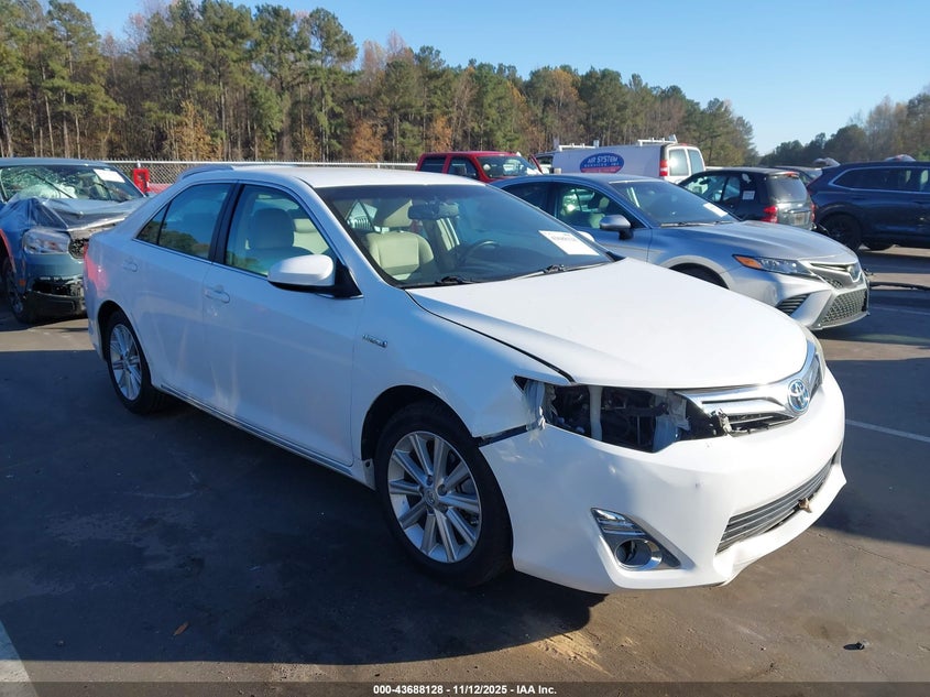 TOYOTA CAMRY HYBRID XLE
