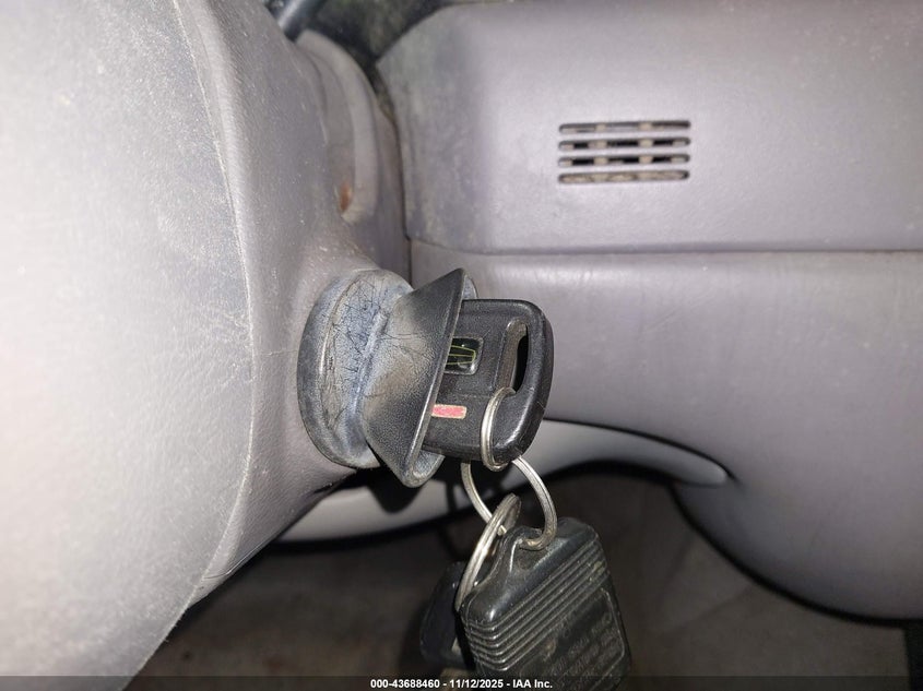 2001 Lincoln Town Car Signature VIN: 1LNHM82W51Y640257 Lot: 43688460