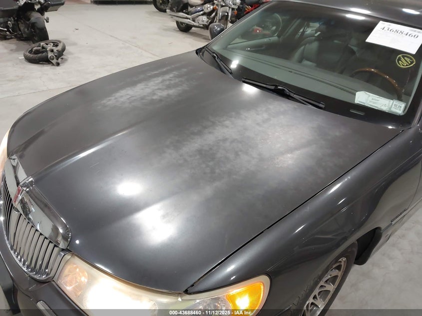 2001 Lincoln Town Car Signature VIN: 1LNHM82W51Y640257 Lot: 43688460