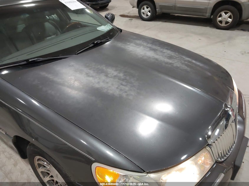 2001 Lincoln Town Car Signature VIN: 1LNHM82W51Y640257 Lot: 43688460