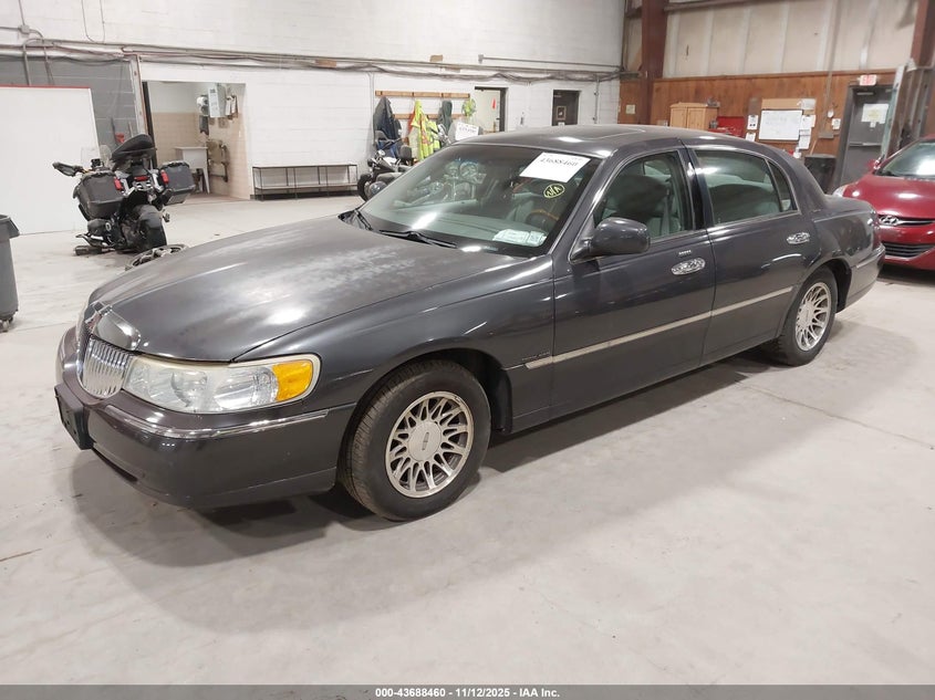 2001 Lincoln Town Car Signature