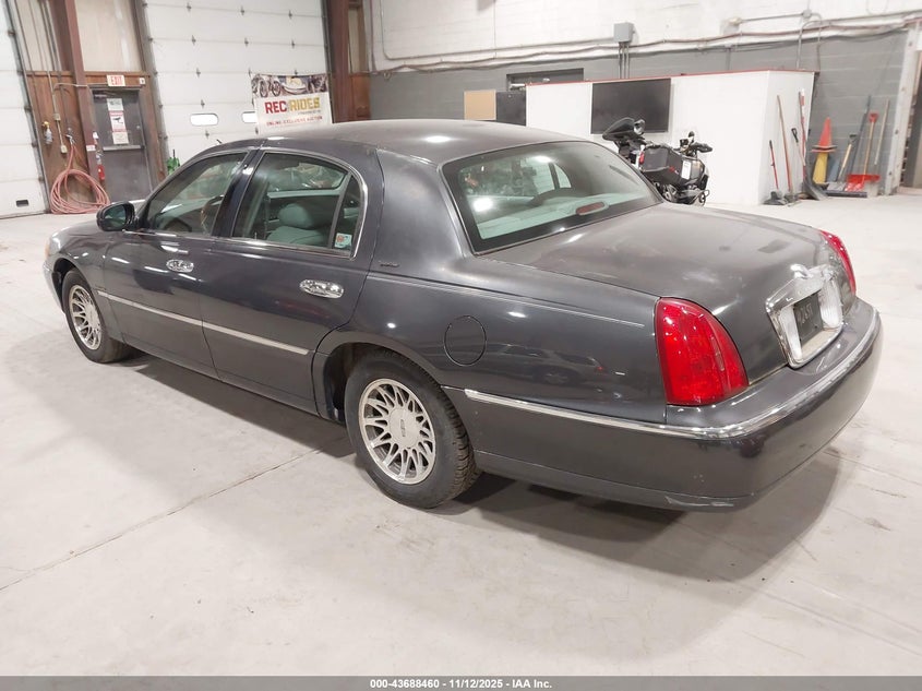 2001 Lincoln Town Car Signature