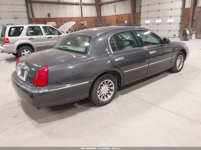 2001 Lincoln Town Car Signature
