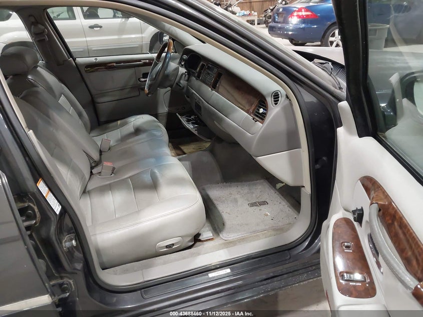 2001 Lincoln Town Car Signature