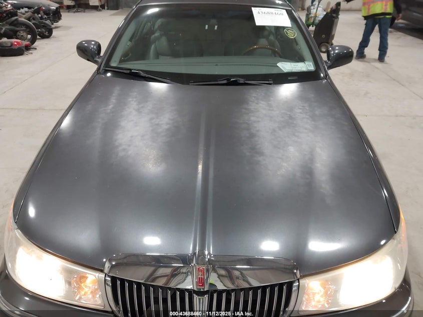 2001 Lincoln Town Car Signature VIN: 1LNHM82W51Y640257 Lot: 43688460