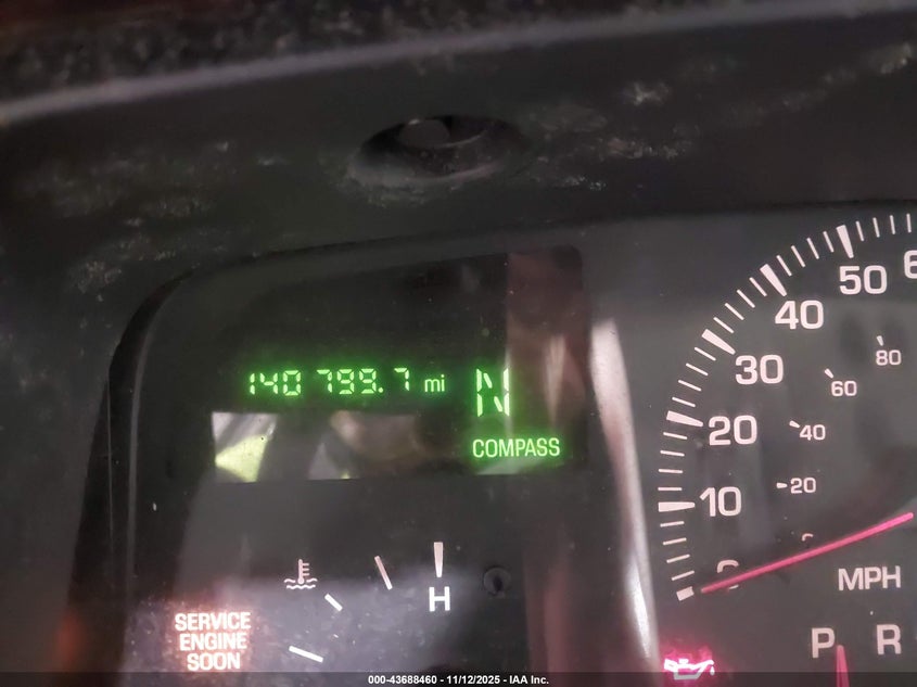 2001 Lincoln Town Car Signature VIN: 1LNHM82W51Y640257 Lot: 43688460