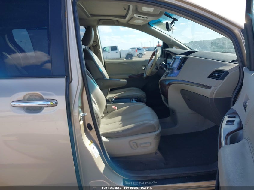 5TDYK3DCXBS063741 2011 TOYOTA SIENNA photo no. 5