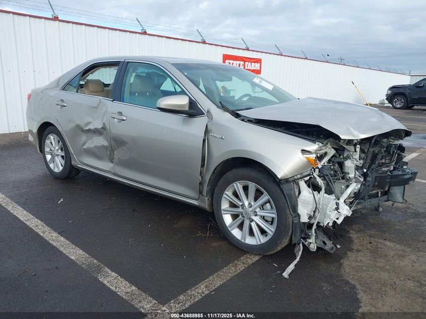 TOYOTA CAMRY HYBRID XLE