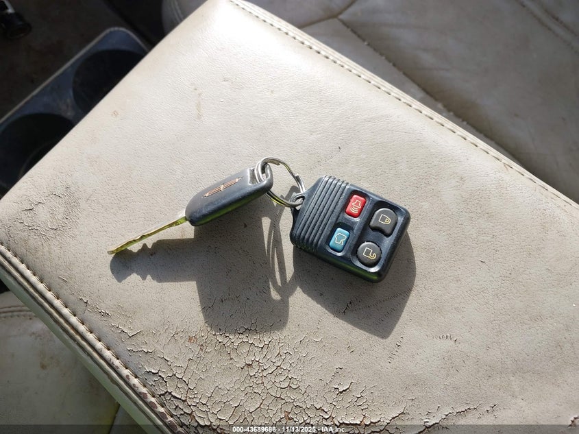 2009 Lincoln Town Car Signature Limited VIN: 2LNHM82V39X619538 Lot: 43689688