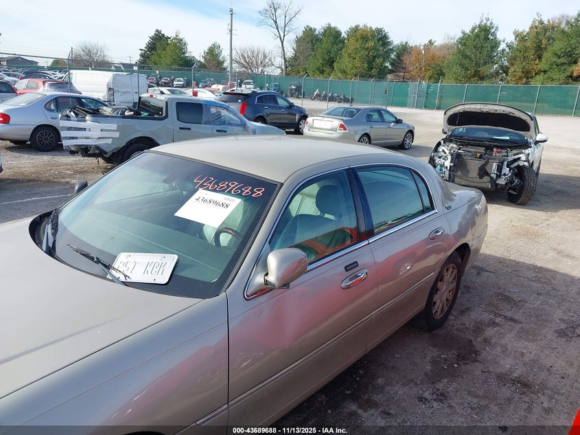 2009 Lincoln Town Car Signature Limited VIN: 2LNHM82V39X619538 Lot: 43689688